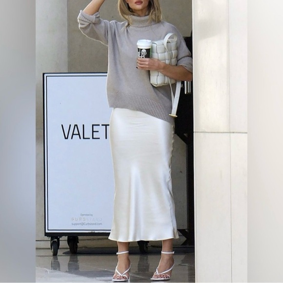 EUC Long Skirt in Washed Satin White S - Picture 3 of 6